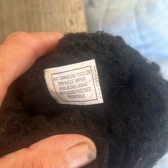 BearPaw genuine shearling boots So darn cute! Good rubber tread toddler sz 7 - Picture 4 of 6